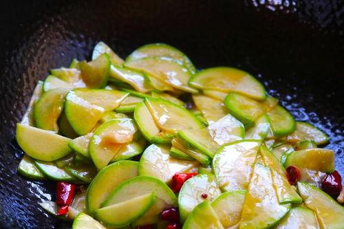 哪种炒瓜不用削皮吃,尽享美味——揭秘无需削皮即可食用的炒瓜秘诀