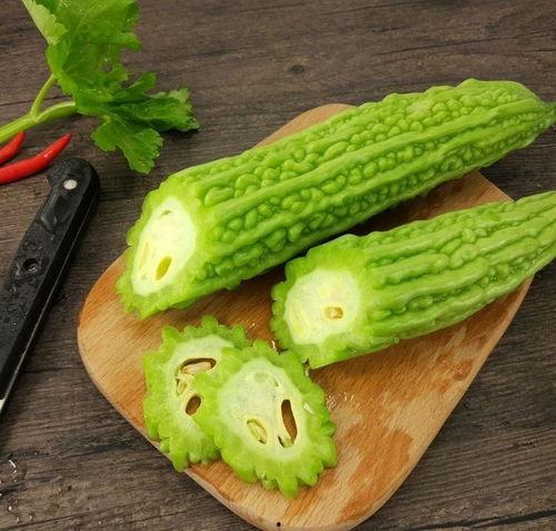 坐在瓜田吃瓜好吗,品味田园生活之美