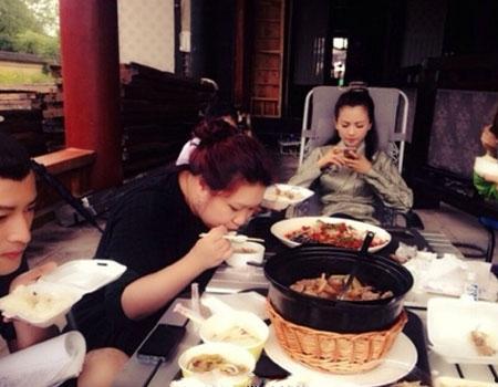 明星剧组生活蛋糕视频,甜蜜蛋糕见证幕后点滴