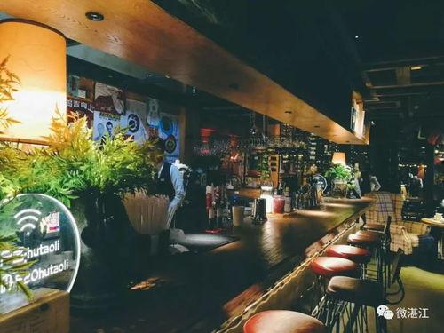 网红大狗在酒吧吃饭,美食与欢乐同行